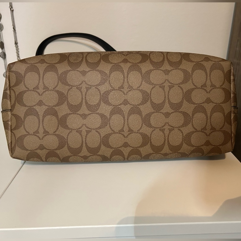 Coach Gallery Tote/Tan and Black/Signature Canvas - Picture 7 of 12